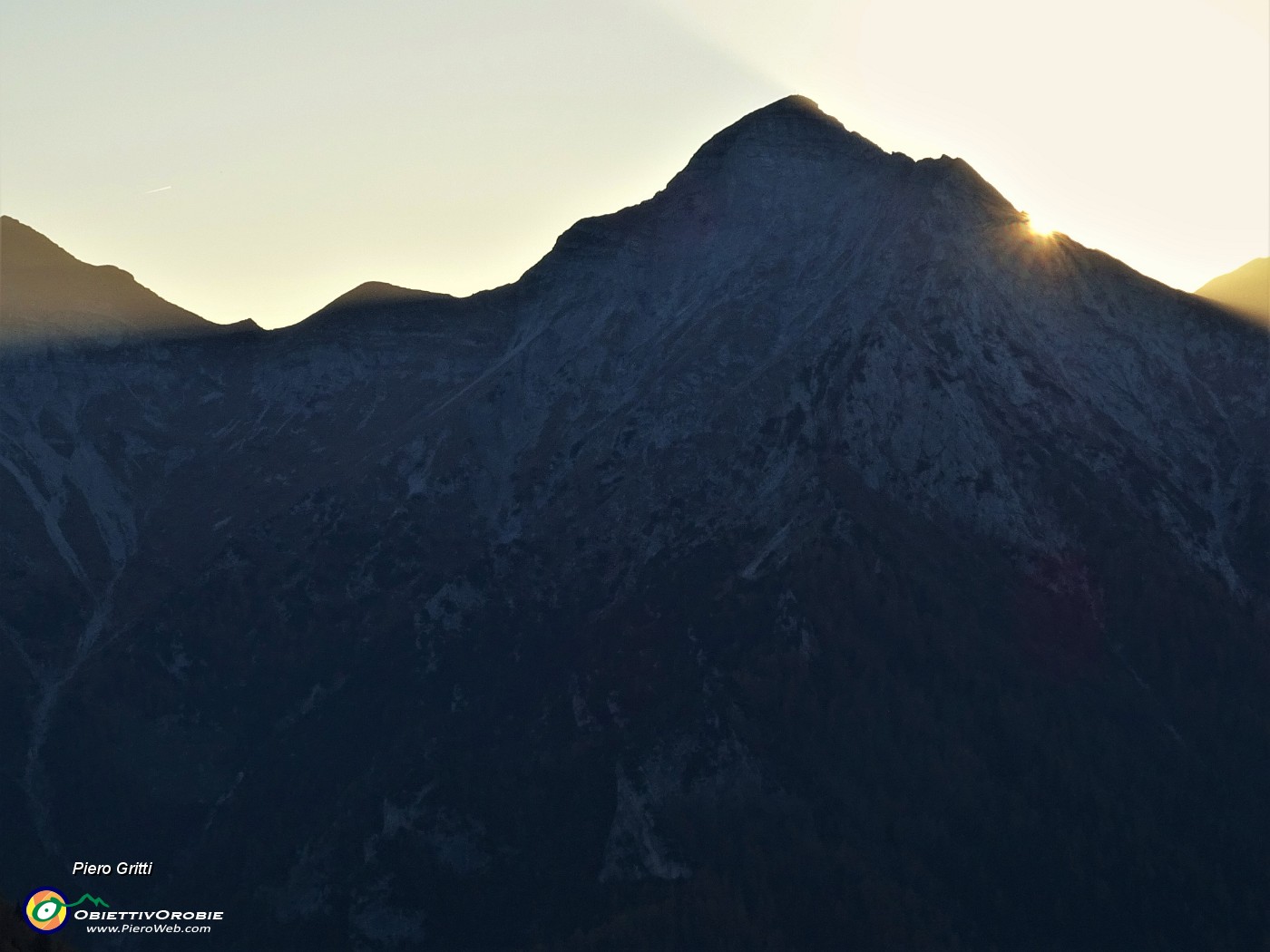 91 Il sole tramonta dietro il Pegherolo.JPG